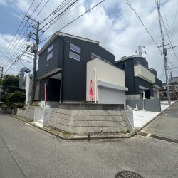 相模原市中央区田名 ガレージハウス  カースペース３台可  床無垢フローリング